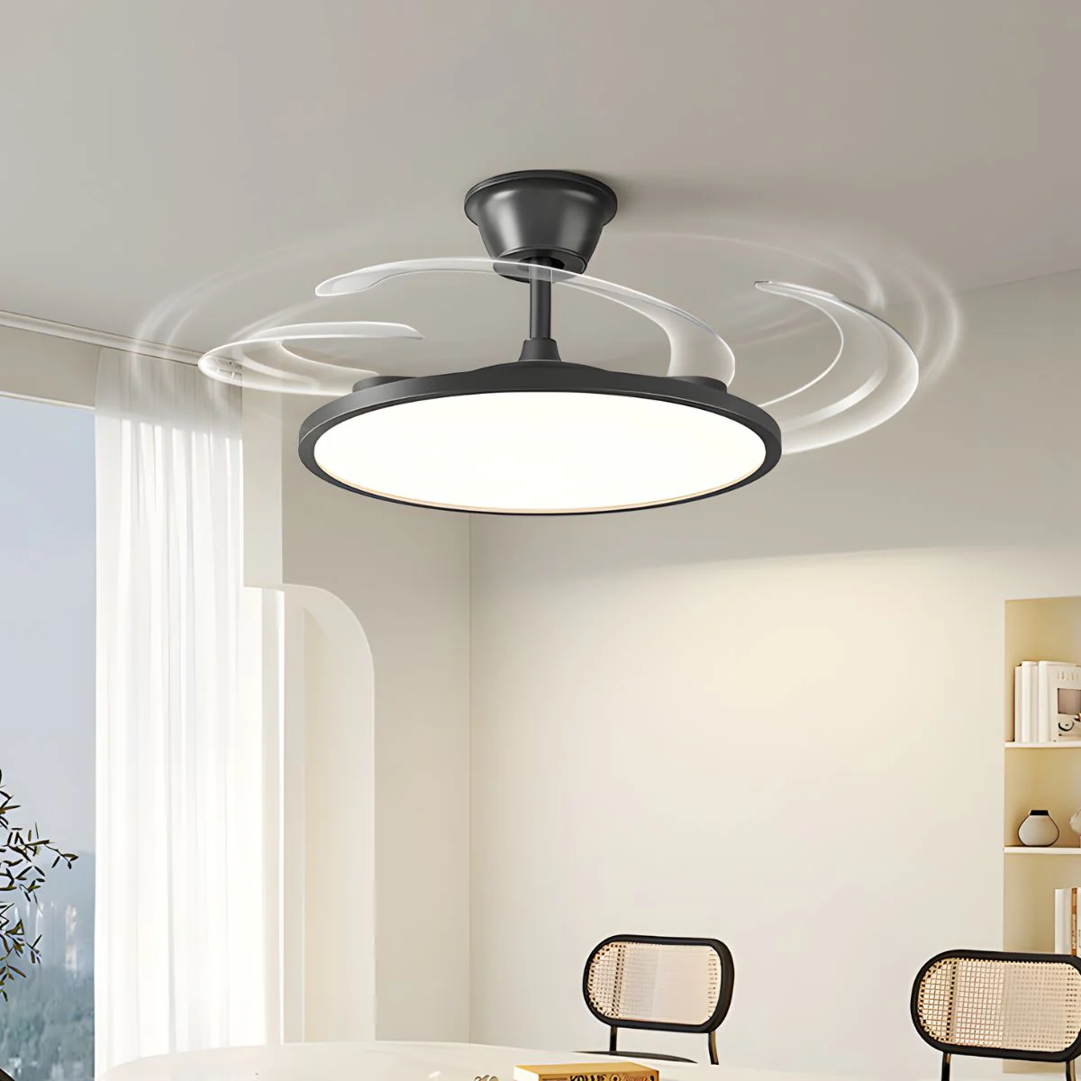 Abanico De Techo 42” Con Lámpara LED. Ventilador Invisible Con Aspas Retráctiles. Luz Regulable Con Control Remoto. Color Negro. 96W+35W Para 10 A 25Mts