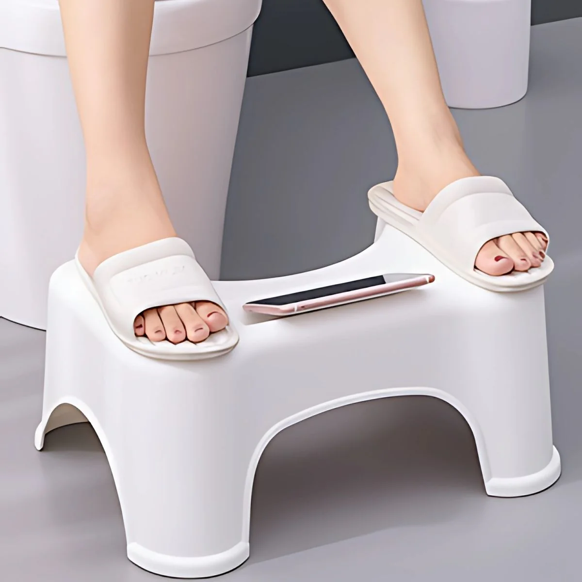 Banquito Para Inodoro Con Ranura Porta Celular. Taburete Ergonómico De Plástico Para El Baño. Escabel Antideslizante 44X32x18 Cm Color Blanco.