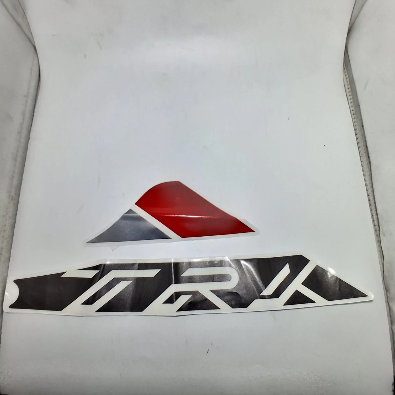 Calcomania TRK Del Panel Protector Delantero Derecho (TRK502X)