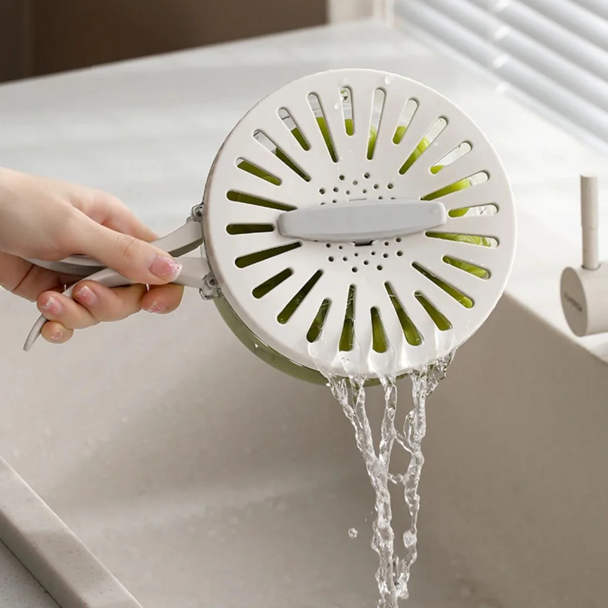 Colador Escurridor Multifuncional Con Tapa Giratoria. Recipiente Para Lavar Y Almacenar Alimentos. Color Blanco. - Image 5