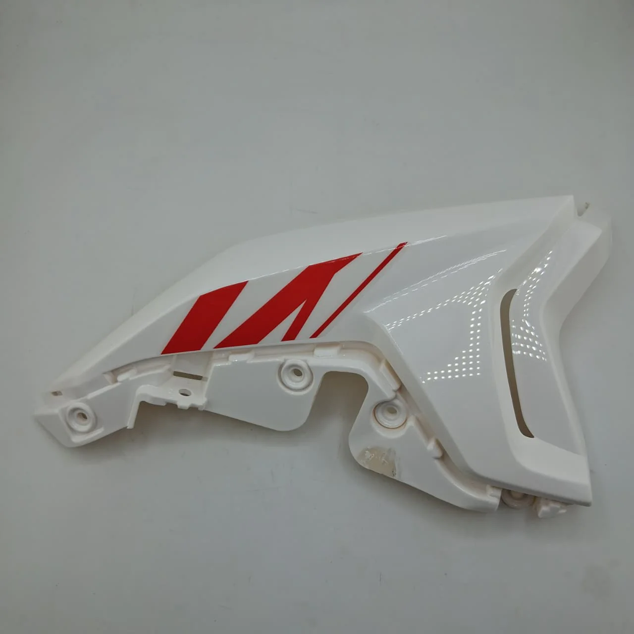 Covertor Decorativo Del Faro Inferior Derecho Blanco Con Calcomanias (MINNIX150) HEADLIGHT RIGHT LOWER COVER WHITE GW WITH STICKER