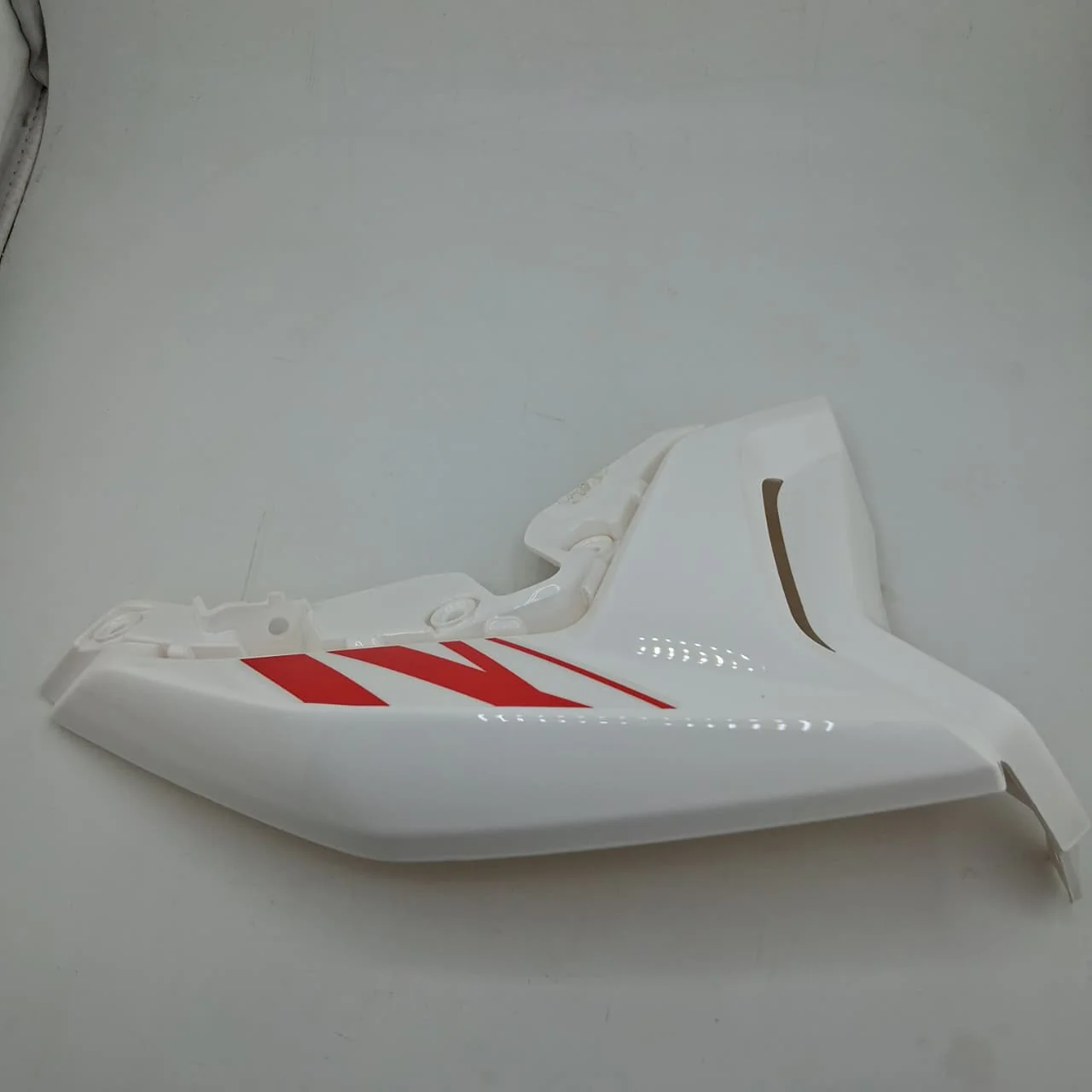 Covertor Decorativo Del Faro Inferior Izquierdo Blanco Con Calcomanias (MINNIX150) HEADLIGHT LEFT LOWER COVER WHITE GW WITH STICKER