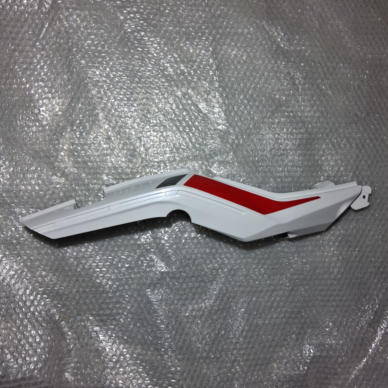 Covertor Trasero Derecho Blanco Con Calcomanias (TRK502X)