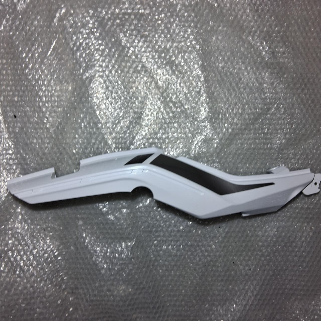 Covertor Trasero Derecho Blanco Con Calcomanias (TRK502XMY2020)