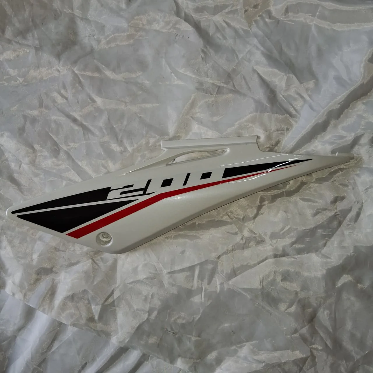 Covertor Trasero Izquierdo Blanco (TX200 NEW) LEFT TAIL COVER WHITE W1