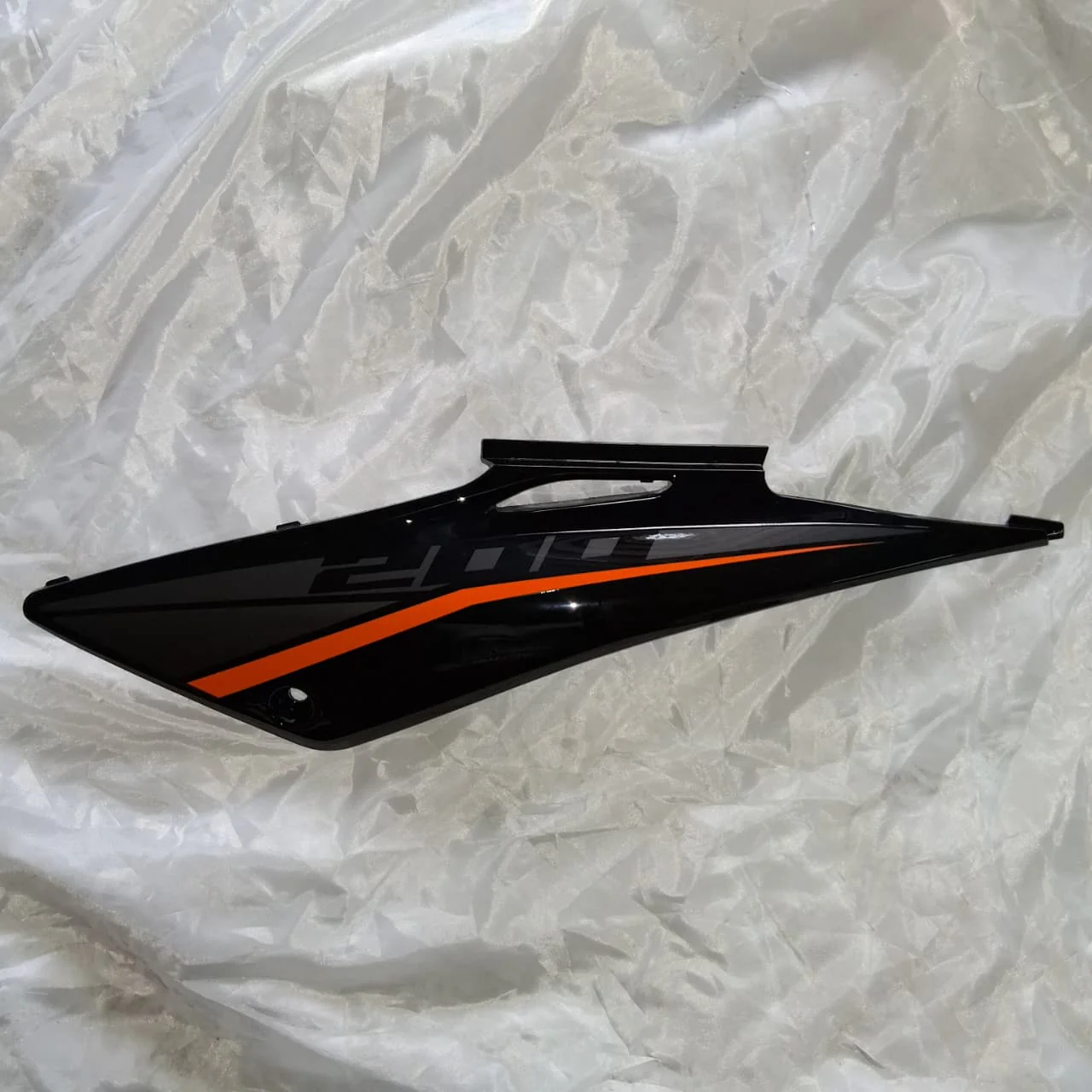Covertor Trasero Izquierdo Negro (TX200 NEW) LEFT TAIL COVER BLACK B4