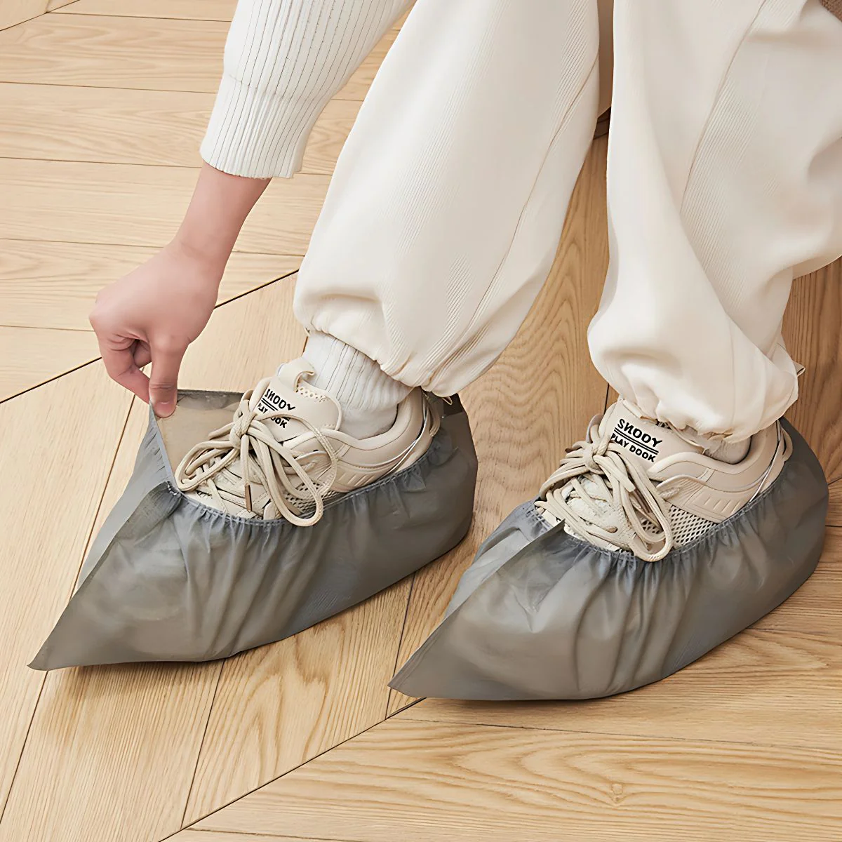 Cubre Zapatos Desechables. Talla Universal. (PACK DE 100 UNDS) Antideslizante. Cubre Calzado. 400G. Color Gris.