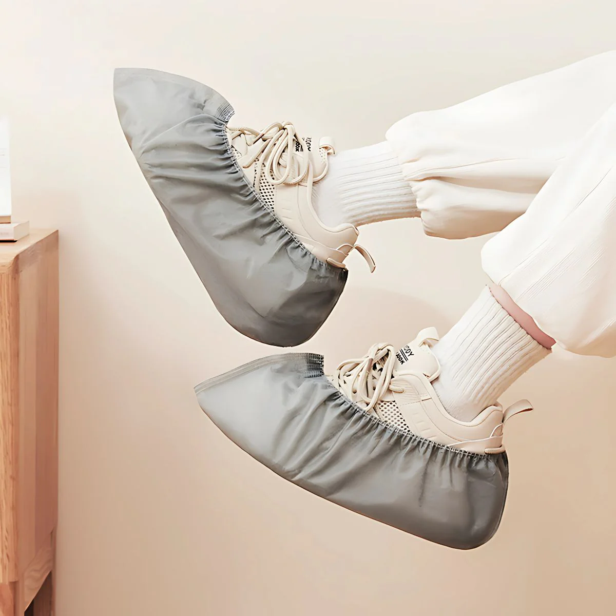 Cubre Zapatos Desechables. Talla Universal. (PACK DE 100 UNDS) Antideslizante. Cubre Calzado. 400G. Color Gris. - Image 2