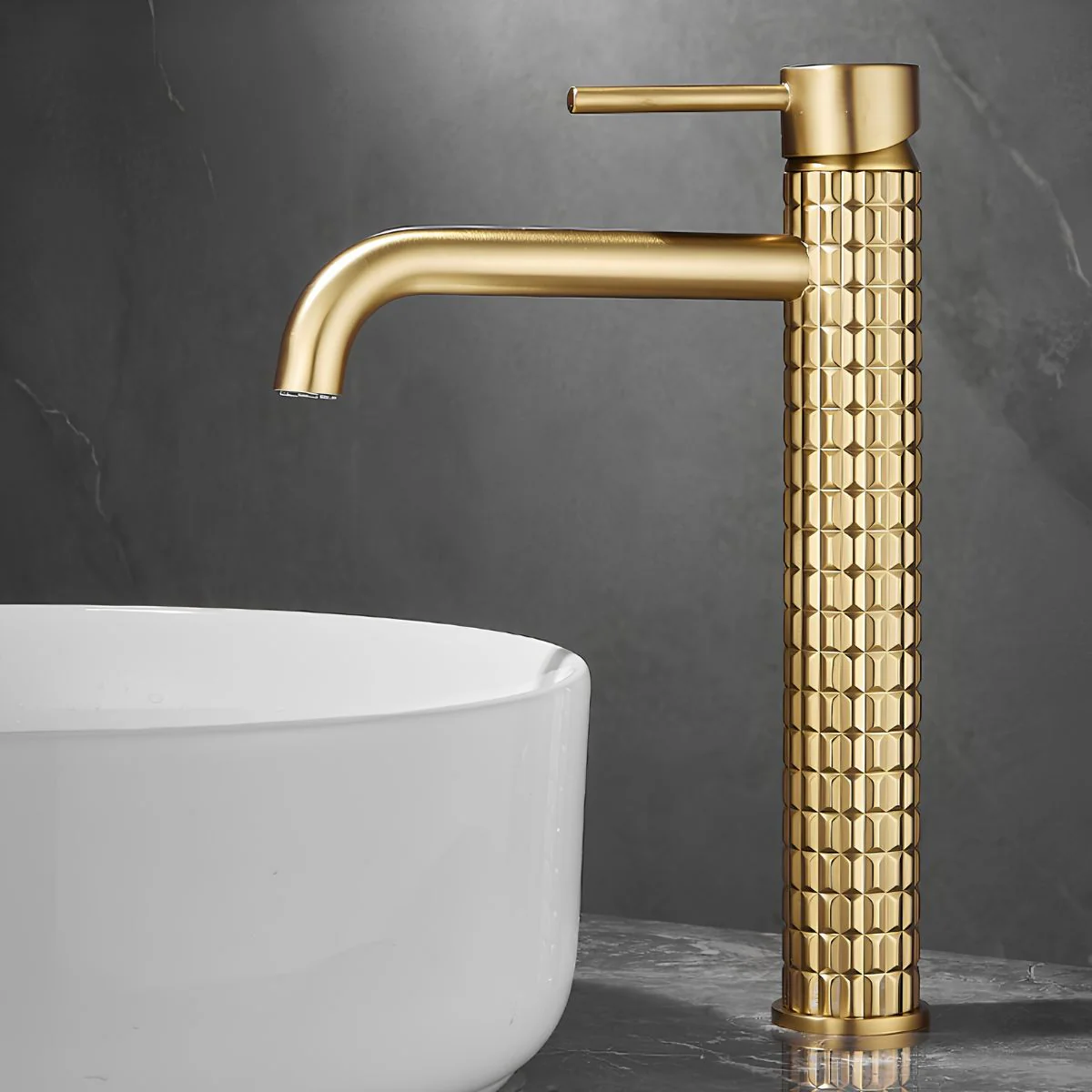 Llave De Lavamanos Individual. Grifo De Lavabo Color Dorado. Pluma. Modelo Alto (28.5Cm). Incluye Dos Mangueras Flexibles De 60Cm.