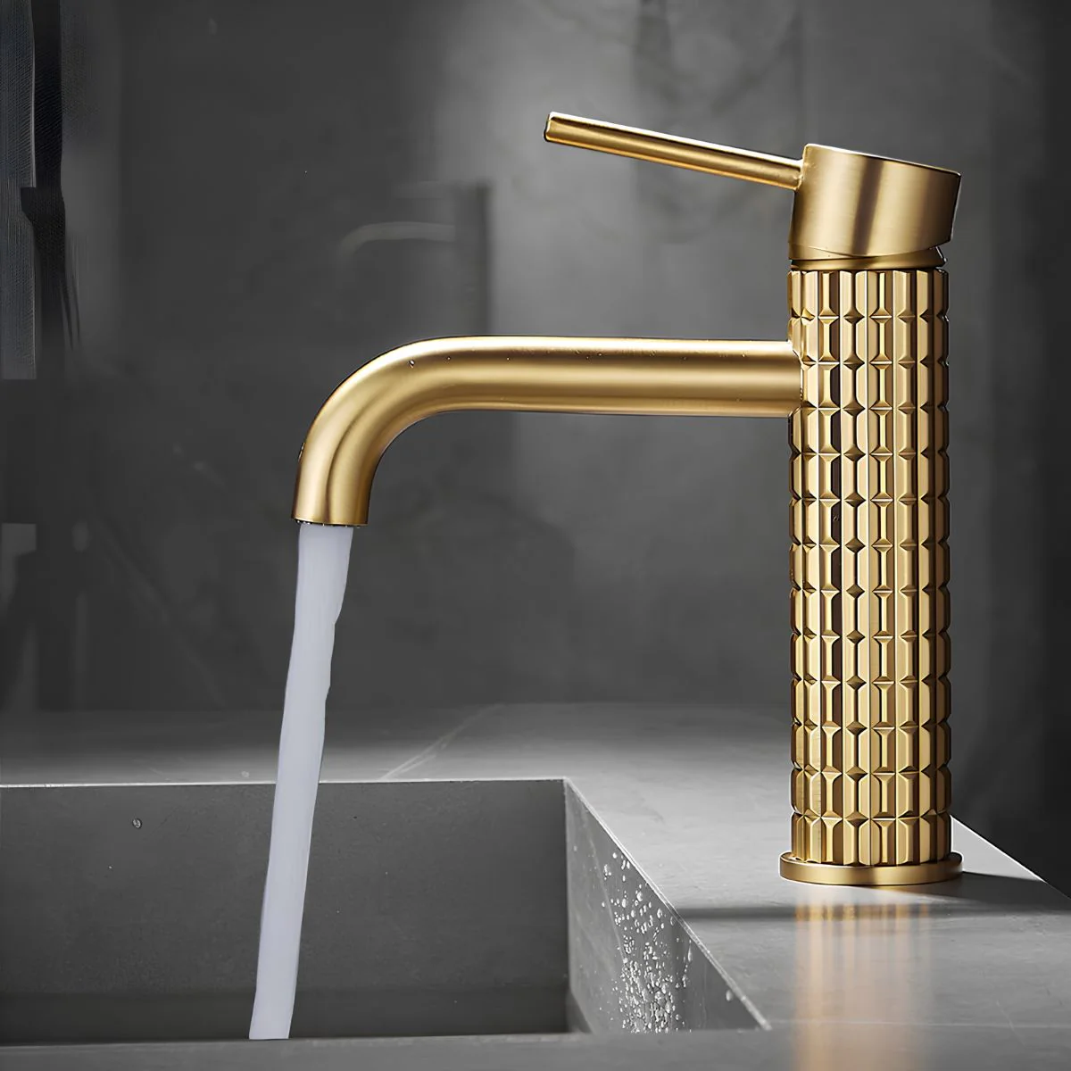 Llave De Lavamanos Individual. Grifo De Lavabo Color Dorado. Pluma. Modelo Bajo (19Cm). Incluye Dos Mangueras Flexibles De 60Cm.