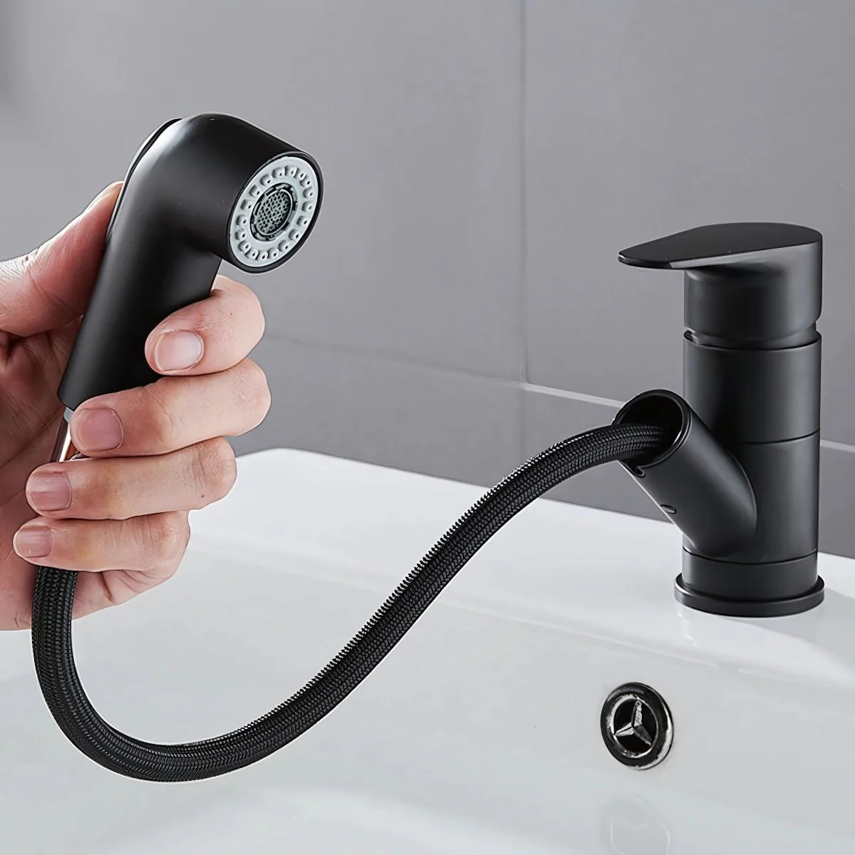 Llave De Lavamanos Individual Para Baño. Con Manguera Extraíble. Color Negro. Pluma.