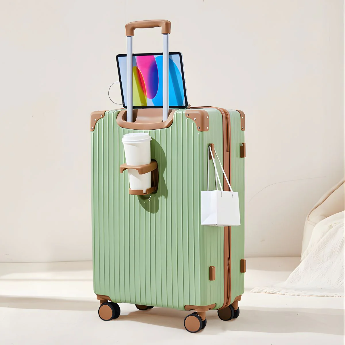 Maleta De Viaje Rígida De 24" De Alto Con Candado De Combinación Integrado, Puerto USB, Porta Vaso Y Ruedas 360°.