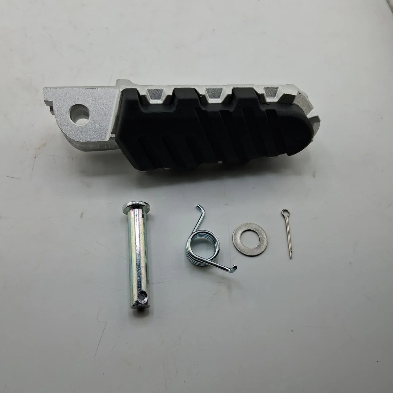 Posa Pie Delantero Derecho (LEONCINO800TRAIL) RIGHT FRONT FOOTREST ASSY