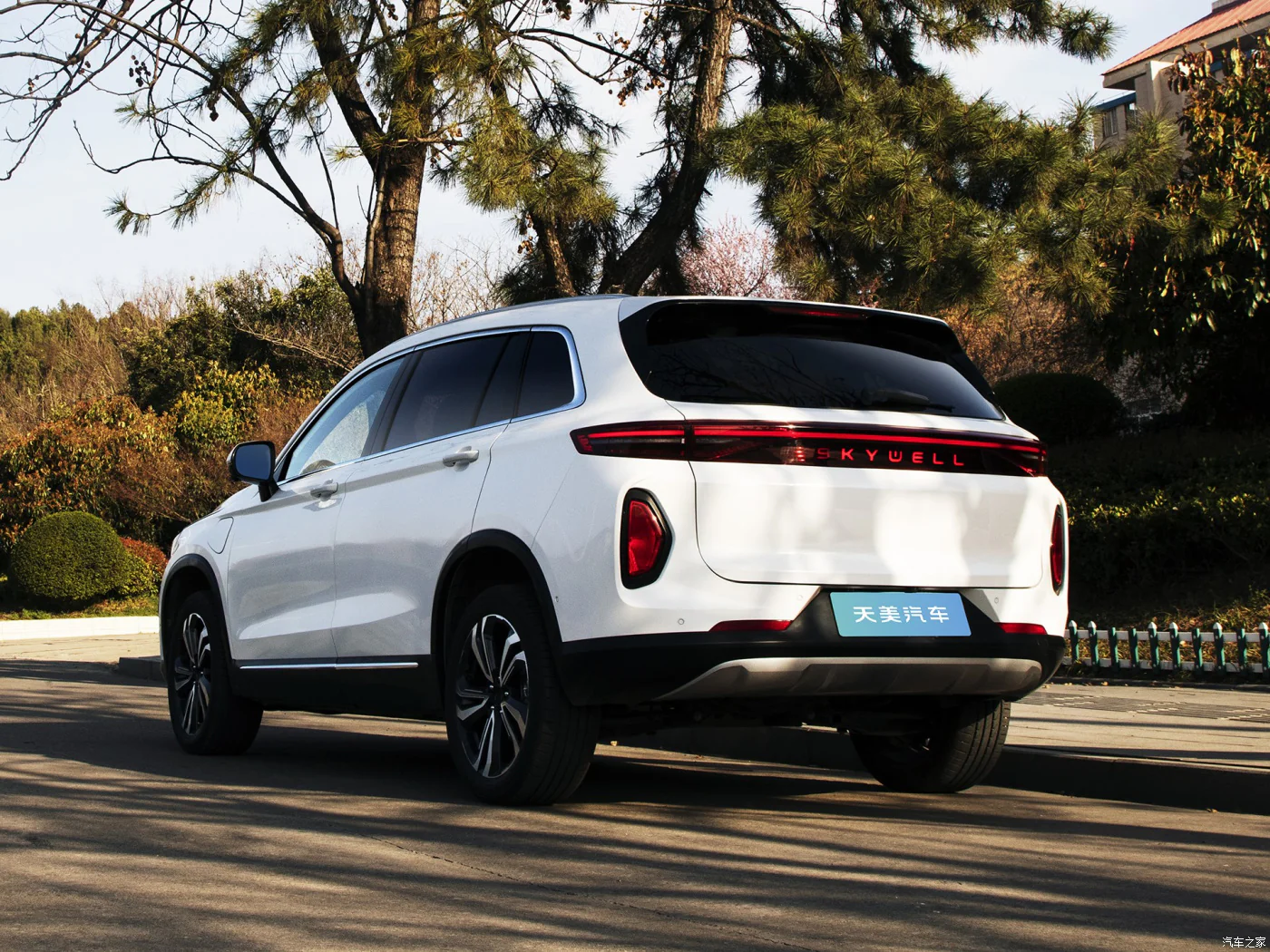 Vehículo Eléctrico SUV SKYWELL ET5 LV3 620Km Autonomía 360°/TJA Color BLANCO/ Interior Negro - Image 4